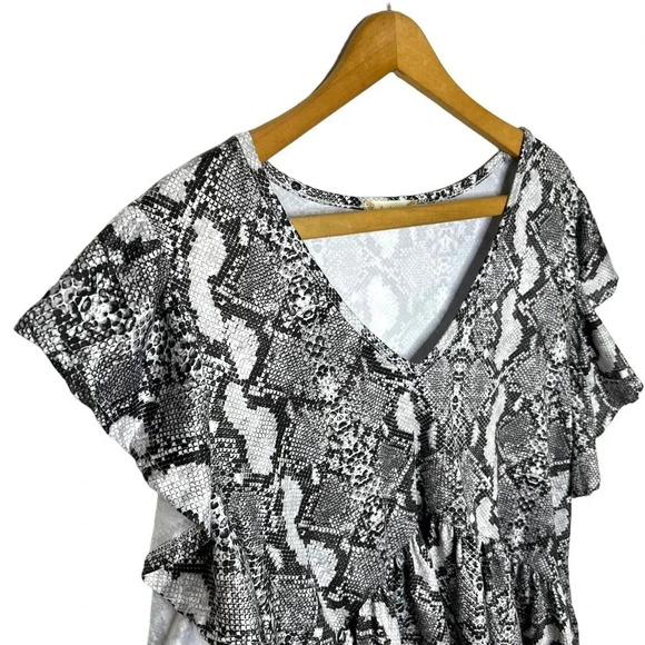 ALTAR’D STATE V Neck Ruffle Sleeve Peplum Reptile Print High Lo Shirt - Picture 4 of 9